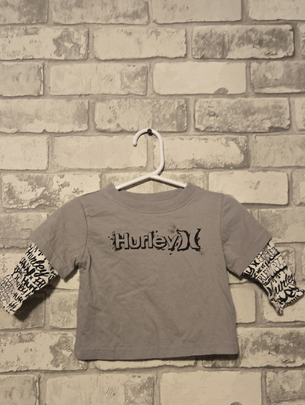 Hurley Gray Long-Sleeve Layered-Look Tee with Graphic Sleeves